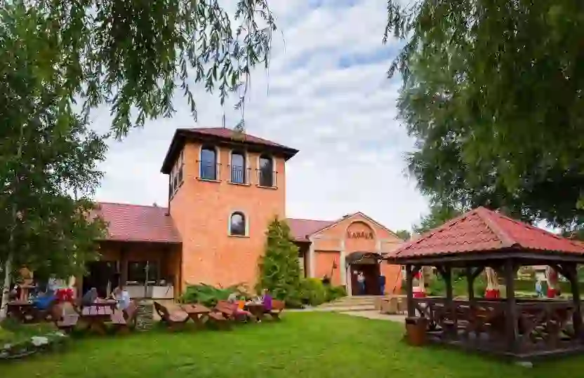 Hotel Ognisty Ptak - vista del edificio y el lago
